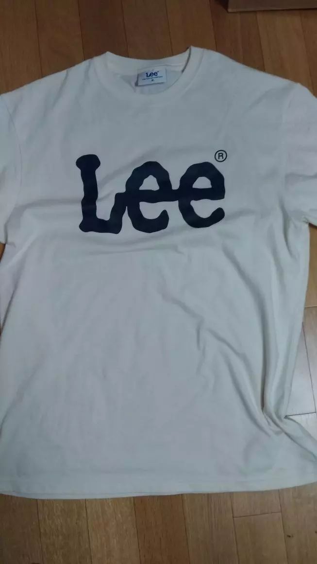 lee로고가 큼지막하니 이쁘네요 좀 박시하긴한데 딸아인 대만족이랍니다