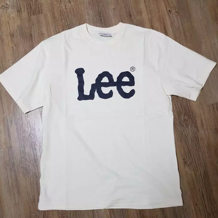 박시하게 입고싶어서 크게 샀어요 엉덩이 다 덮고 핏 예뻐요 얇아서 시원해요