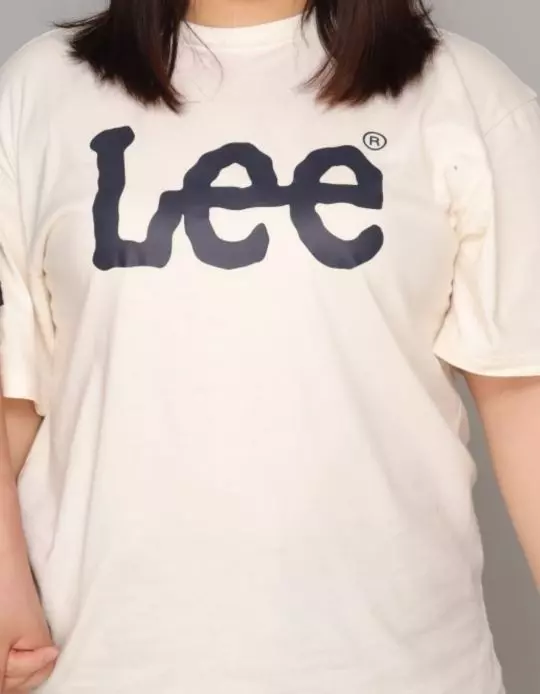 아이보리 색깔이 너무 예뻤는거같아요~ 색상도 이쁘고 로고도 크고 깔끔하게 잘 프린트