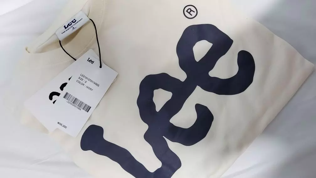 옷이 깔끔해서 좋아요 자주 입을것 같아요두께는 두껍지 않아서 좋네요