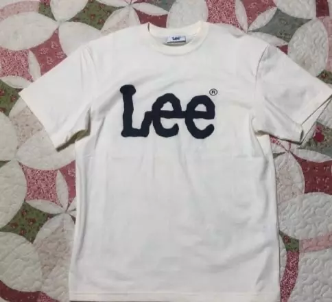 화이트 배경이랑 고민했는데 카키 계열이랑 입으려고 이걸로 샀어요. 누런 느낌 아니고