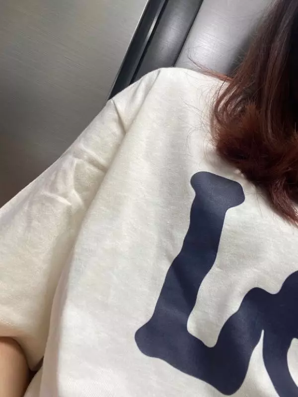 후뚜루마뚜루 입을 반팔티인 것 같아요이뻐요 사이즈도 오버핏으로 이쁘게 입을 수 있습