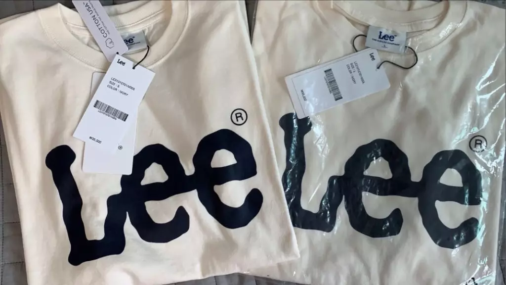 커플로 맞췄는데 이뻐요! 생각했던거보다 얇았어요..