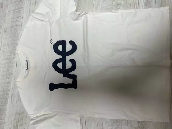 오버핏 사이즈여서 살짝 크게 나오니까 참고하시면 좋으실 것 같아요! 아이보리색 흰색