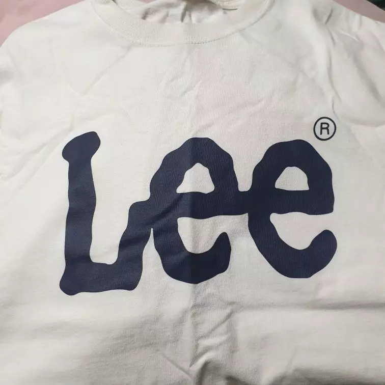 올 여름에 진짜 이쁘게 잘 입고다녔니다! 흔한 디자인이지만 무난하게 입기에 딱 입니다