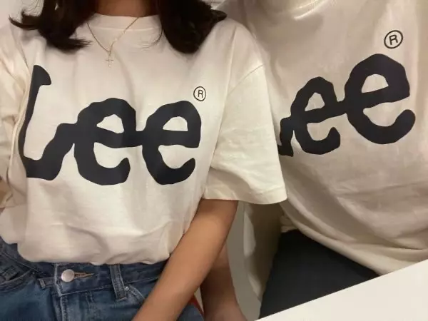 남자친구랑 커플로 삿는데 사이즈도 적당하고 좋아요 오버핏은 아닌 것 같습니당