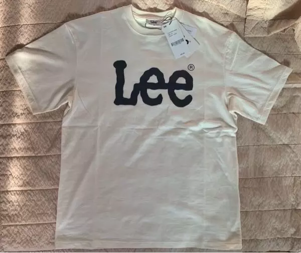 흰색이랑 고민하다가 아이보리로샀어요! 하나쯤은 있으면 무난하게 잘입어질거같아용 사