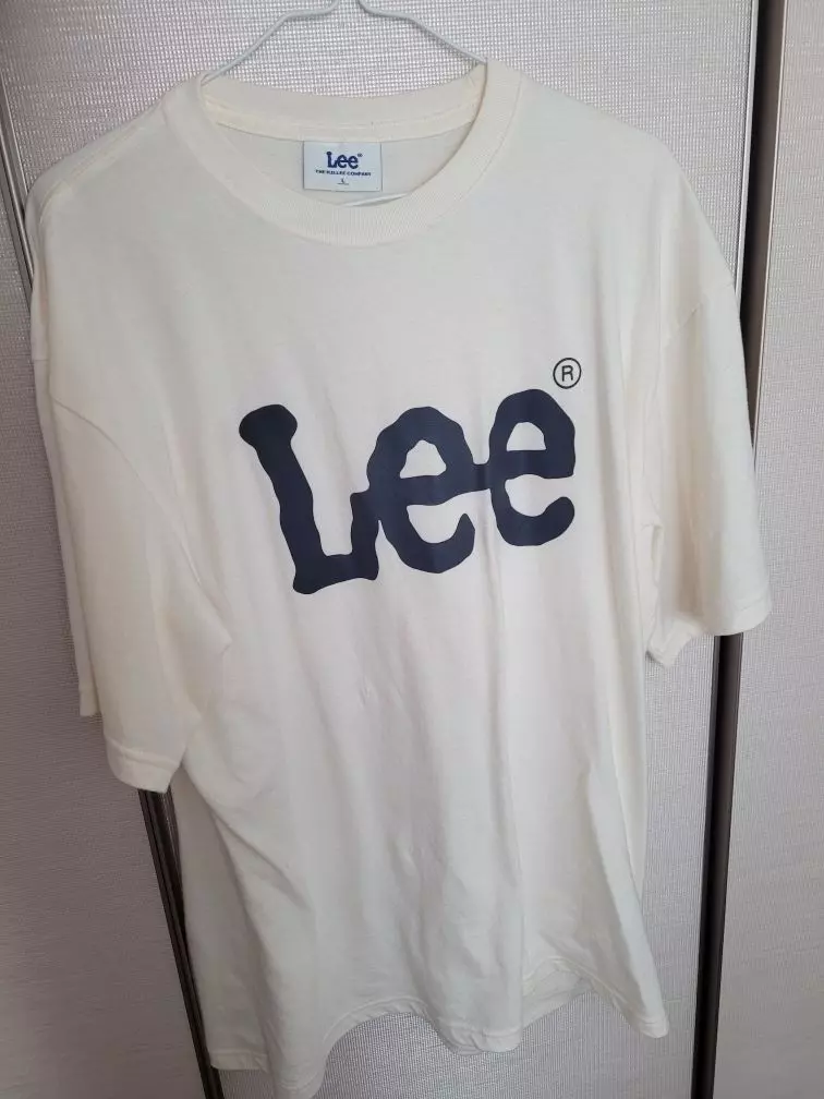 생각보다 사이즈는 큰 것 같으나 만족합니다. 가끔 부해보인다 싶어도 저랑 어울리는것