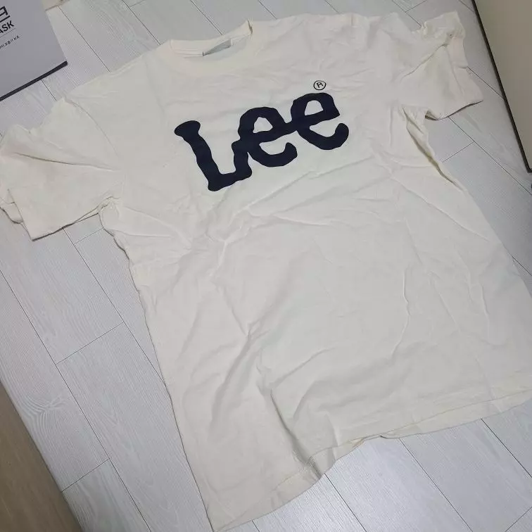 무난한 디자인이라 편하게 아무데나 입기 좋을거 같아요