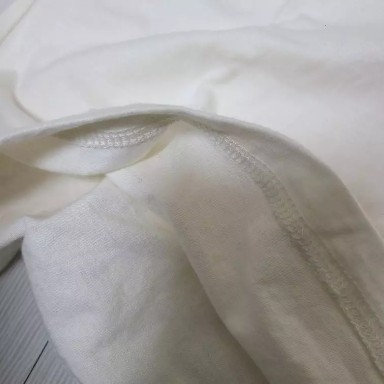 무난한 디자인이라 편하게 아무데나 입기 좋을거 같아요