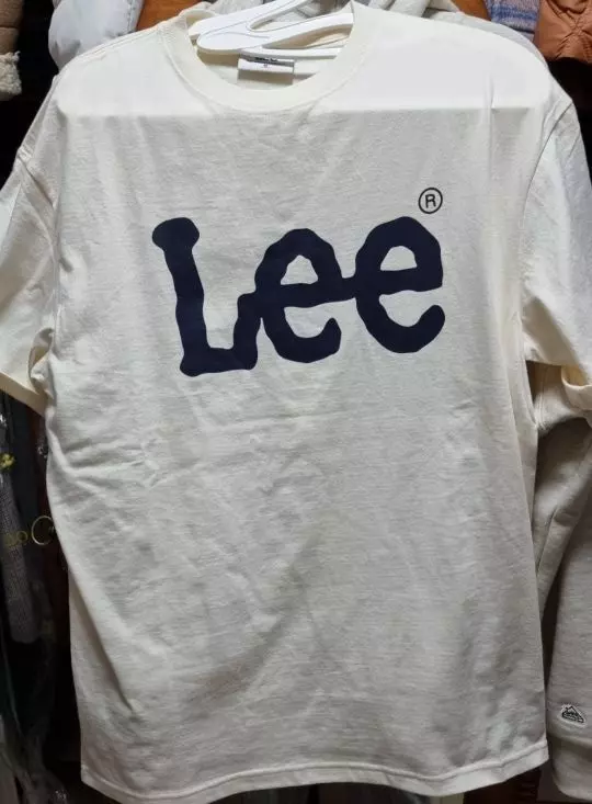 루즈하게 입으려고 M으로 구입했어요어디나 잘 어울릴것같아요