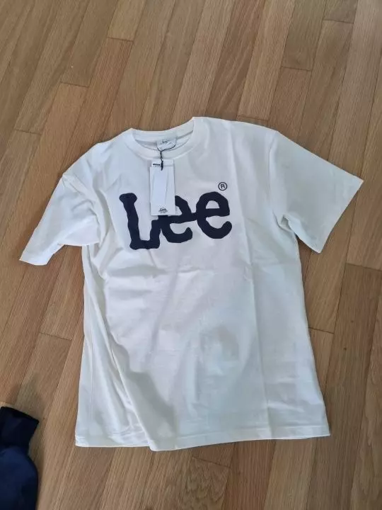 리 티셔츠 깔끔하고 레트로스러워 이뻐요 연한 크림색에 검정글씨가 맘에들어 구매했는