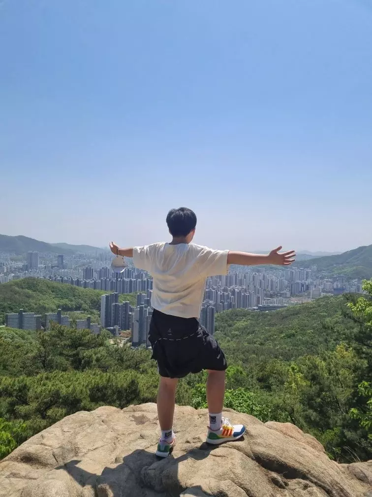 저희아들 사이즈,핏 따악 이쁘게 어울려요^^아들 입은거 보고 예뻐서 저두 빨강로고로 