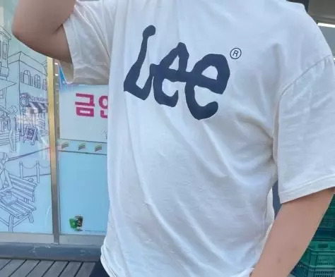 동생 사줫는데 잘입고 다닙니다 더운재질이 아니라서 그런가 