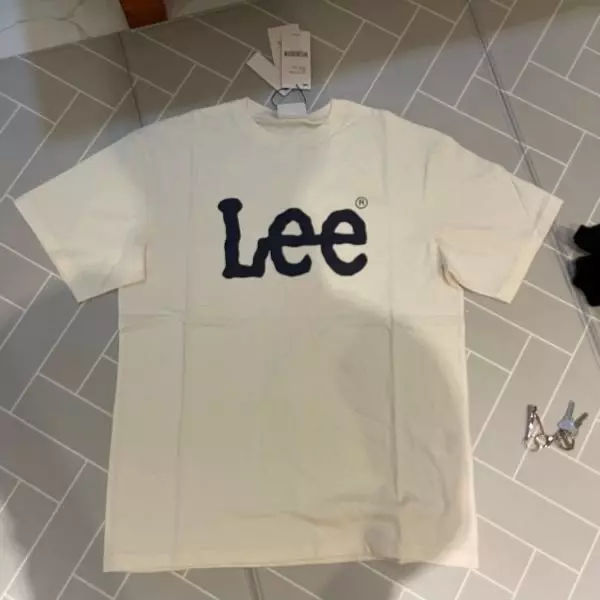 원단이 얇고 한번 빨았는데 한 일년은 입은 반팔티같아졌어요.. 구김이 잘 가요