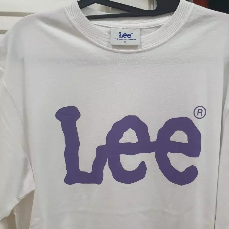 두께가 얇지 않아서 너무너무 좋습니다! s로 샀는데 생각보다 크네요