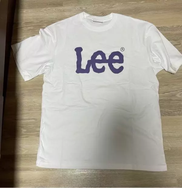 LEE 로고가 생각보다 크고 좋은거 같아요 그리고 중요한건 너무 예쁩니다