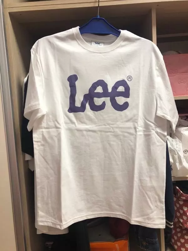 글씨가 생각보다 파스텔 보라색일 줄 알았는데 살짝 어두운 보라색이에요 그리고 엉덩이