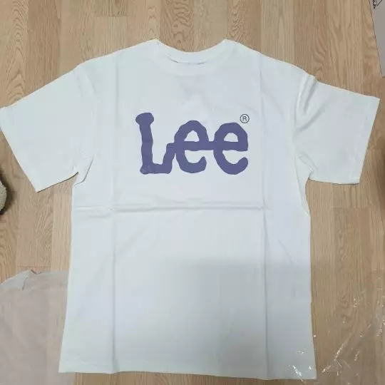 세일할때 딱 맞게 잘 산거같아요 색도 이쁘게 잘 나왔고 자주 입고 다닐거같아요!!