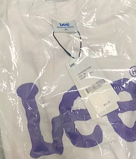 그냥 흰티일수도 잇는데 가슴팍에 >>LEE<<가 버라색으로 딱 프린팅 되어있