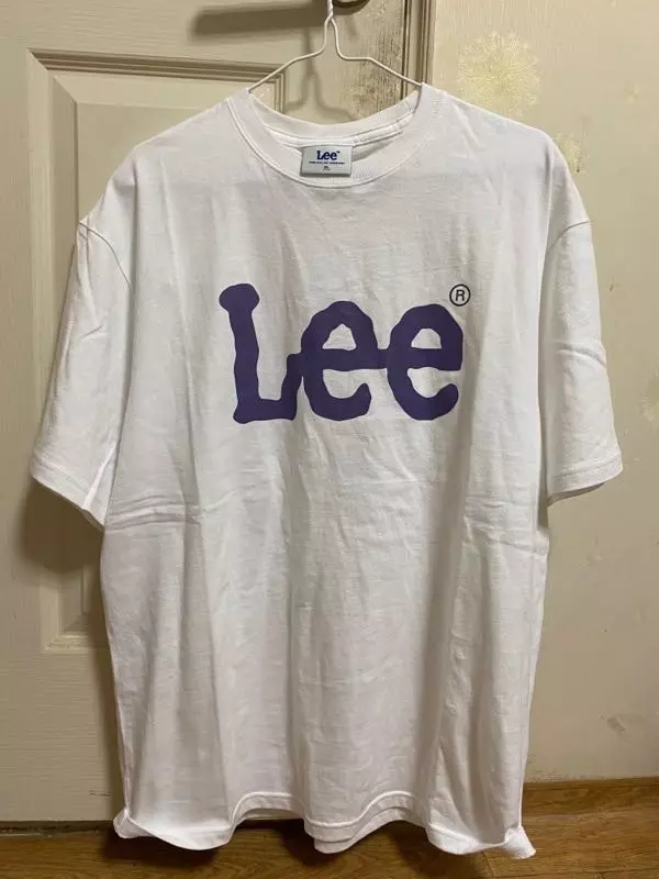 보라색 로고가 예뻐서 이 티셔츠로 구매했는데 여름에 포인트도 되고 좋아요!