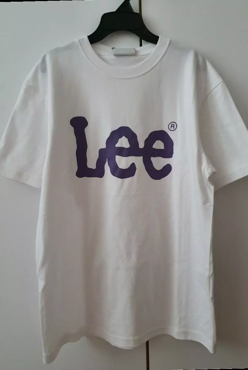 너무 얇지 않고 적당히 톡톡하니 좋아요 핏도 예쁘고 로고도 예쁘네요 M사이즈 샀으면 