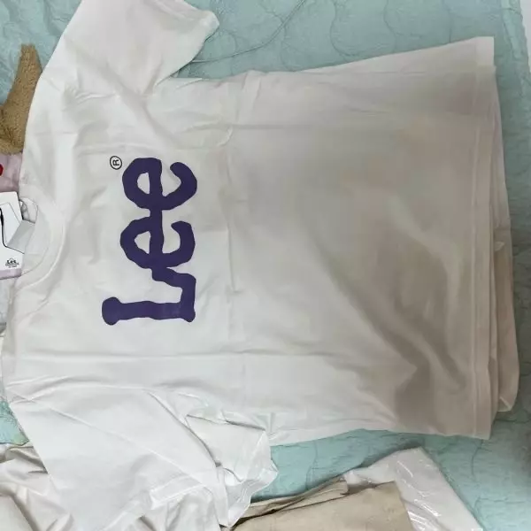 흰티라서 좀 비치긴 해요 근데 로고가 보라색이라 예쁘네욥