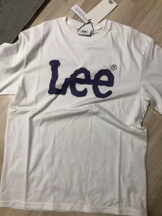 기장이 생각 보다 길구요 로고 색깔이 사진보다 진합니다