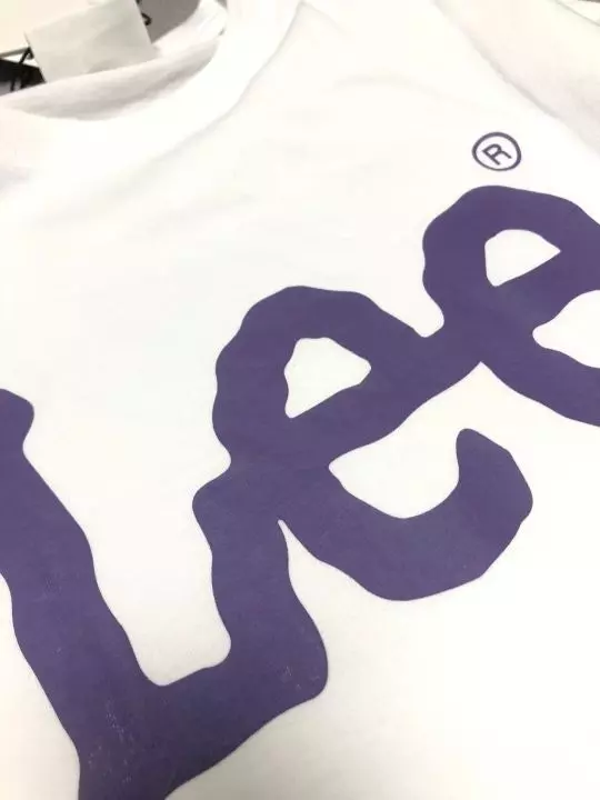 기장이 생각 보다 길구요 로고 색깔이 사진보다 진합니다