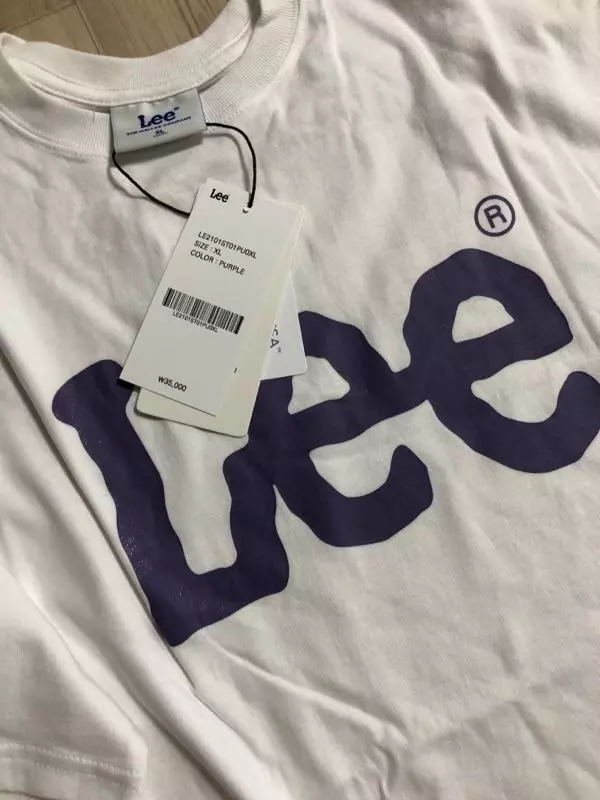 우왕 짱 예쁩니다!!보라색 페인팅이 진짜 예쁜데 카메라가 못잡네요ㅜㅜ 옷은 얇아요!