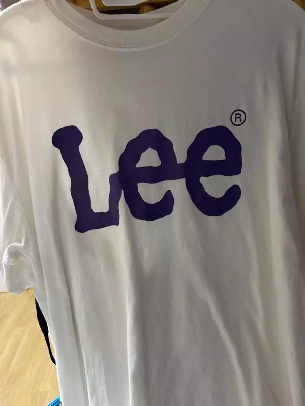 글씨 색 넘 예뻐요 근데 티셔츠가 너ㅁ 흔해서 같은 옷 마주치면 쪽팔림