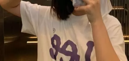 예뻐요.. 십중팔구 다 입고 다니길래 그나마 없는 보라색 샀는데 지존 예뻐요~ 연보라라