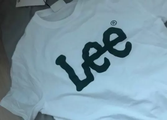 귀여워용 그리고 색도 선명해서 어디든지 잘 입을 것 같아요!!