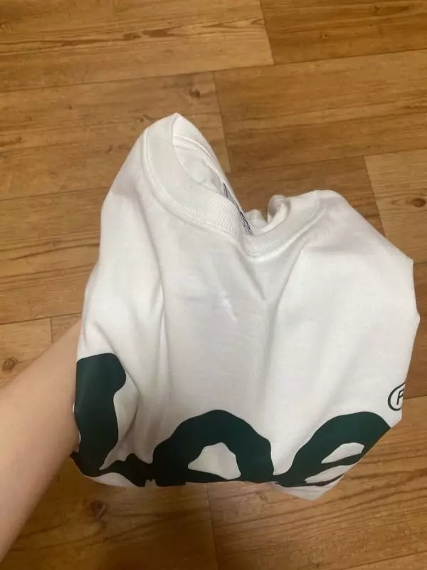 생각보다 넥 부분이 두껍고 둥글둥글 모양이 잘 잡혀있어서귀여워요!! 살짝 답답하게 느