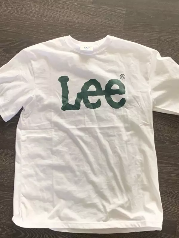 글씨 색이 생각보다 어두운것 같은데 이뻐요. 잘 입고 다닐듯