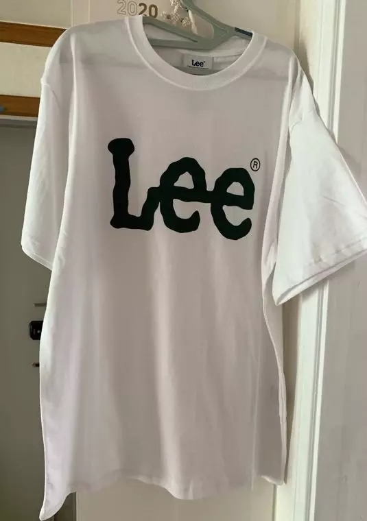 아직 입어보진 않았는데 배송도 빠르고사람들도 많이 입는 티라 추천드려요