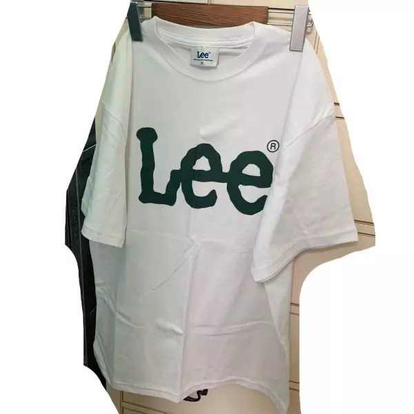 리는 작년에도 세장사서 입었는데요 약간 흔하긴한데 그게또 그만큼 인기가 쩐다는거니