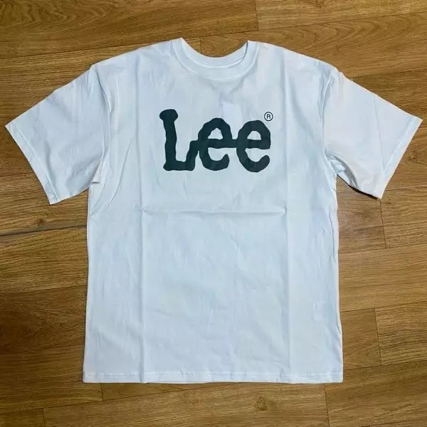 배송 빨랐어요 티셔츠 예쁩니다 사이즈가 좀 크기느하지먼 잘입겠습니다