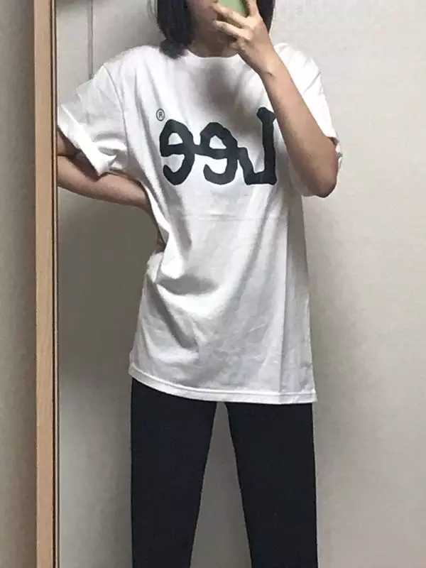 옷 재질도 탄탄하고 목도 잘 안늘어날 것 같아요! 파란색은 너무 흔해서 초록색으로 샀