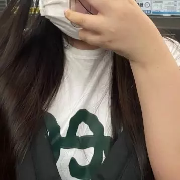 좀 얇은 느낌이 있긴 한데 그래두 좋아요 시원하고!! 비침은 약간 있는거같아요