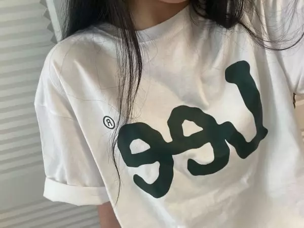 어깨 선이랑 품이 좀 커서 당황하긴했는데 팔 접고 옷 넣어입으면 너무 예뻐요 로고 색