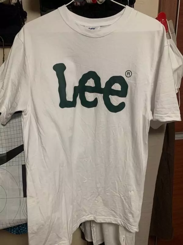 사진이랑 똑같아여 한번 세탁해서 입으려고 세탁했는데 안줄어들어요~