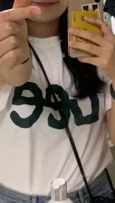 얇다고 해서 비칠 줄 알았는데 하나도 안 비치고 딱 보기좋아용~~!! 사이즈도 굳!!