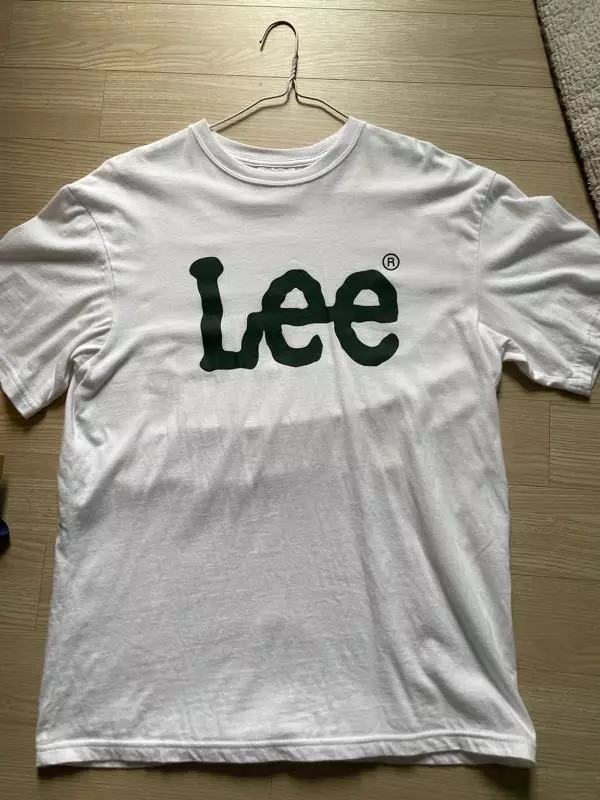 어디에도 쉬운 코디가 가능하고 로고플래이가 부담되지않는 이쁜 옷이네요!!