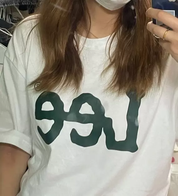 글자색이 초록색이라 더 귀여워요 소매는 윗팔 다 덮어요