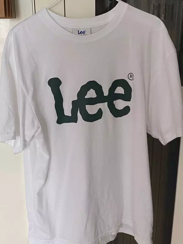 재질은.. 잘 모르겠지만 그래도 옷 자체는 예뻐요 잘 입겠습니당