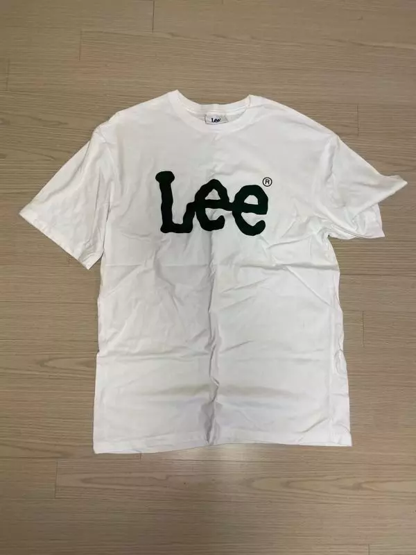 생각보다 얇고 품이 좀 좁아서 손이 자주 안가요,, 그래도 종종 생각나서 입습니다