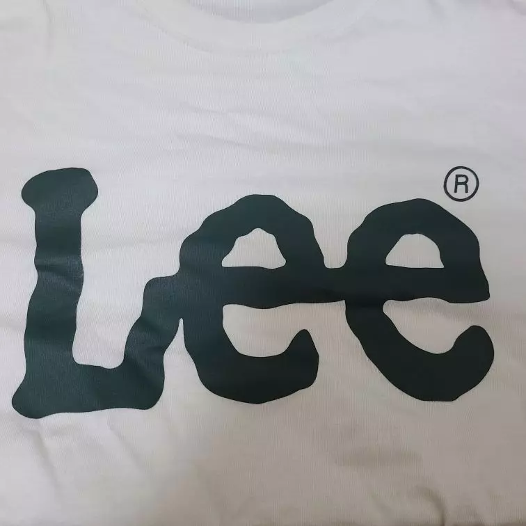 로고가 깔끔하고 적당한 두께감과 목부분이 잘 안늘어나서 젛아요