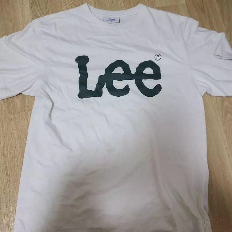 로고가 깔끔하고 적당한 두께감과 목부분이 잘 안늘어나서 젛아요