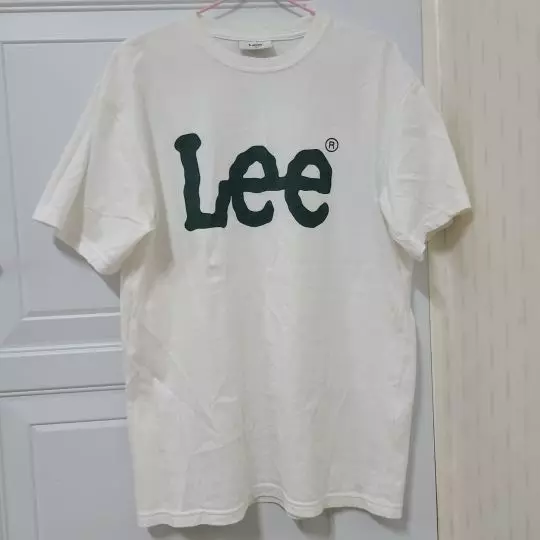 몇 번 입고 빤다음에 찍은거라 보기엔 쭈글쭈글한데 옷 재질도 괜찮고 아직까진 보풀은